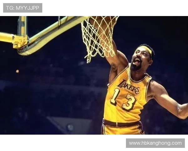 张伯伦单核内线主导禁区进攻 篮板数据远超同时代竞争者